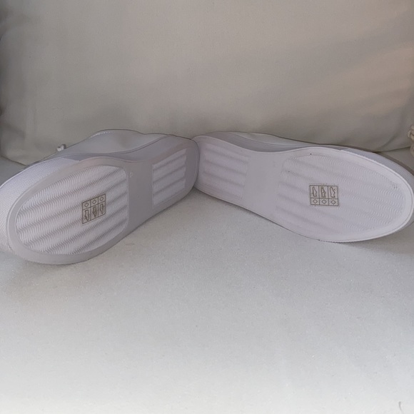 CLSC white low top Classic Sneaker. Men Size 8 - Picture 3 of 6